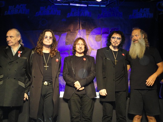 Black Sabbath en heel regs, die ou wat soos Moses lyk, is Rick Rubin